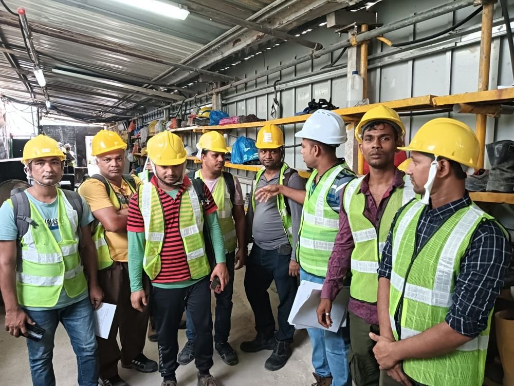 LM Infinite site supervisor briefing the crew before work